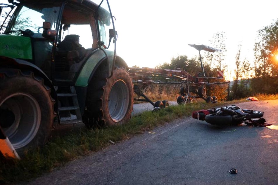 Bei einem Frontalzusammenstoß mit einem Traktor ist auf der ST2321 in Bayern ein junger Motorradfahrer (†24) ums Leben gekommen.