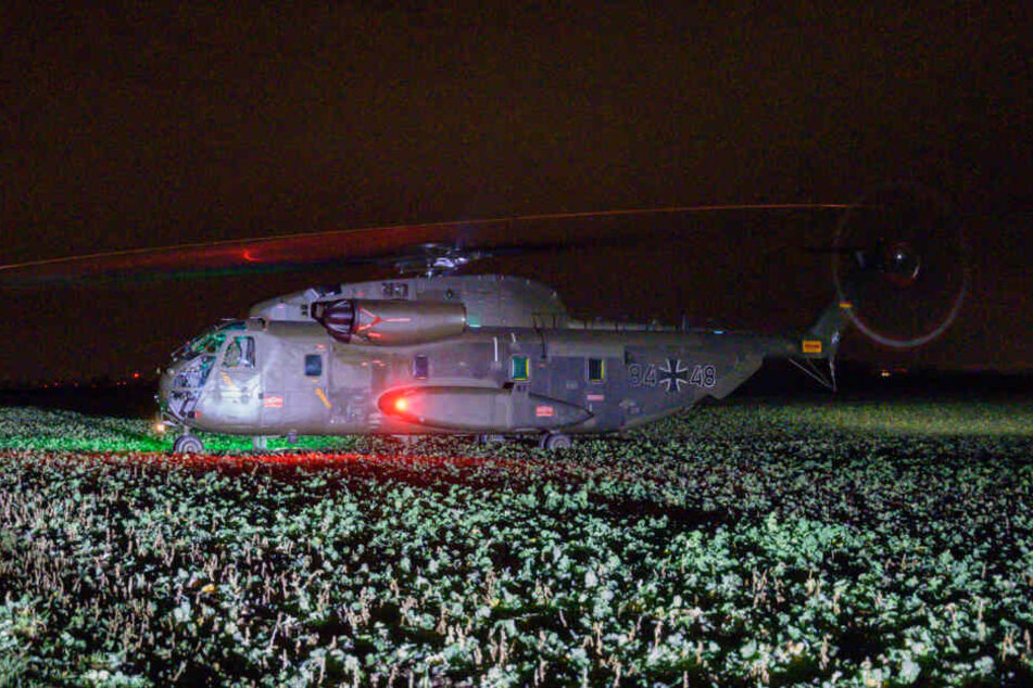 Mitten auf einem Feld landete der Hubschrauber.