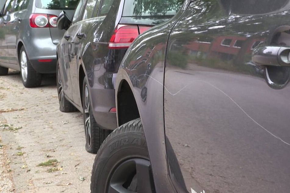 Die Reifen der Autos sind zerstochen, der Lack zerkratzt.
