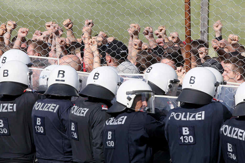Polizisten stehen Darstellern bei der Grenzschutzübung "Proborders" an der Grenze zu Slowenien gegenüber. Die Übung soll die Abwehr von Flüchtlingen schulen.
