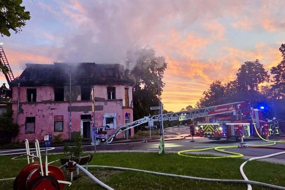 Die Feuerwehr war stundenlang im Einsatz.
