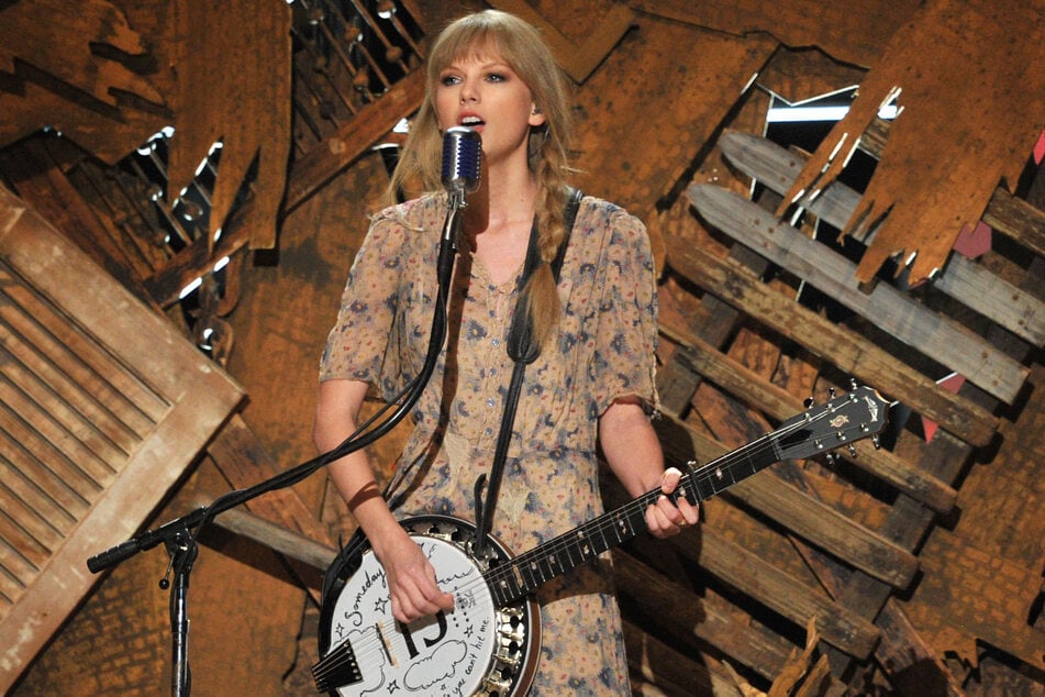 Taylor Swift performed Mean at the 2012 Grammys, where she was nominated for her work on Speak Now.