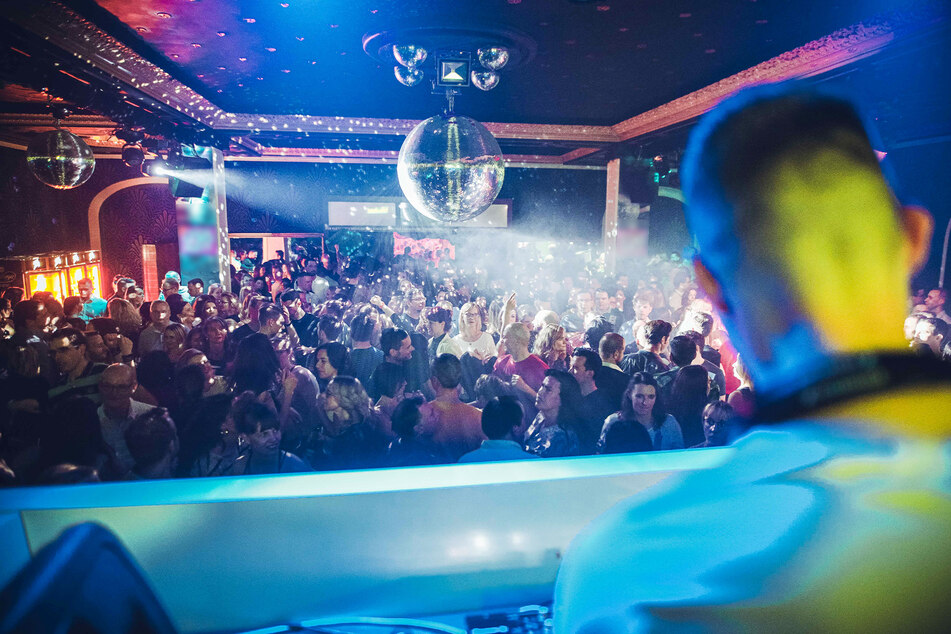 Im Blauen Salon im Parkhotel hätte Dr. Motte am 4. April 2020 Techno-Musik auflegen sollen. Das Event ist nun für den 16. April 2022 geplant.