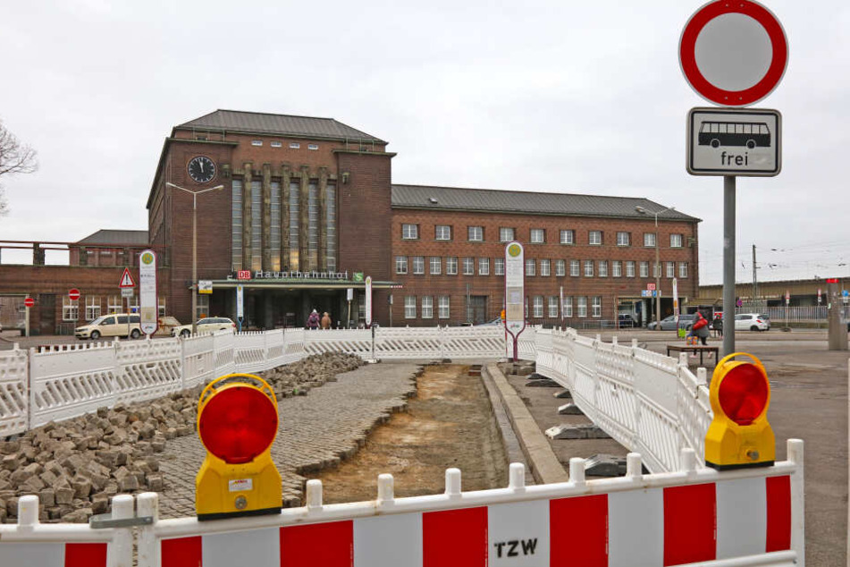 Der Bahnhofsvorplatz in Zwickau muss saniert werden. Ein Termin steht noch nicht fest.
