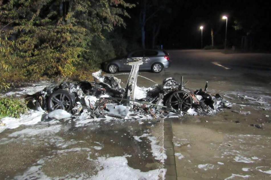 Auch ein daneben stehender BMW wurde beschädigt.