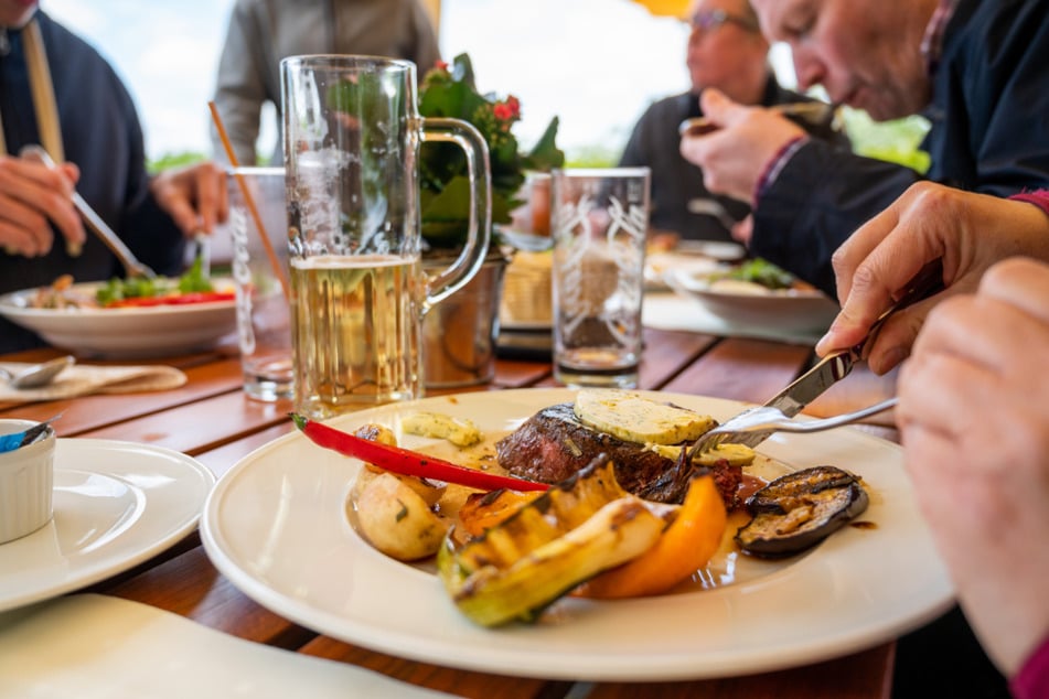 Gäste essen in einem Restaurant. Wegen der neuen Corona-Verordnung in Thüringen müssen keine Termine mehr für Besuche im Biergarten oder für die Außengastronomie vereinbart werden. (Symbolbild)