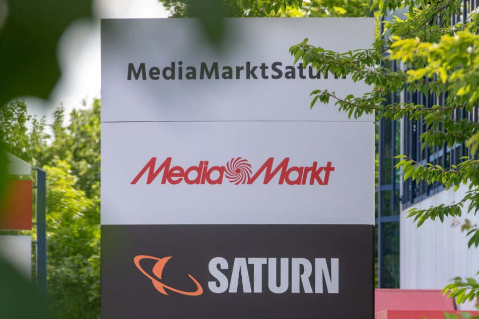 Ein Schild mit den Schriftzügen von Media Markt und Saturn, aufgenommen vor der Firmenzentrale der Media-Saturn-Gruppe in Ingolstadt.