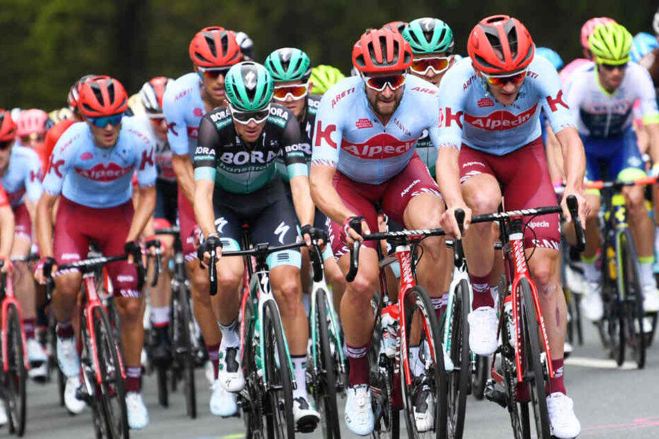 Das Fahrerfeld fährt beim Radklassiker Eschborn-Frankfurt die Straße zum Feldberg hoch.