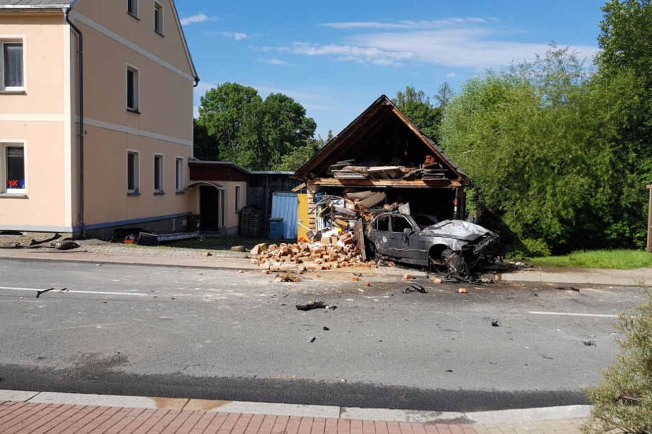 Der BMW und die Garage fingen Feuer.