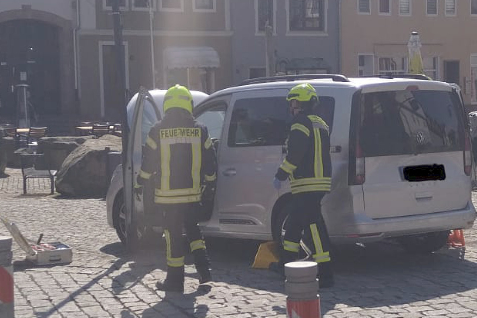 Zwischen Autotür und Laternenmast eingeklemmt: 45-Jähriger schwer verletzt