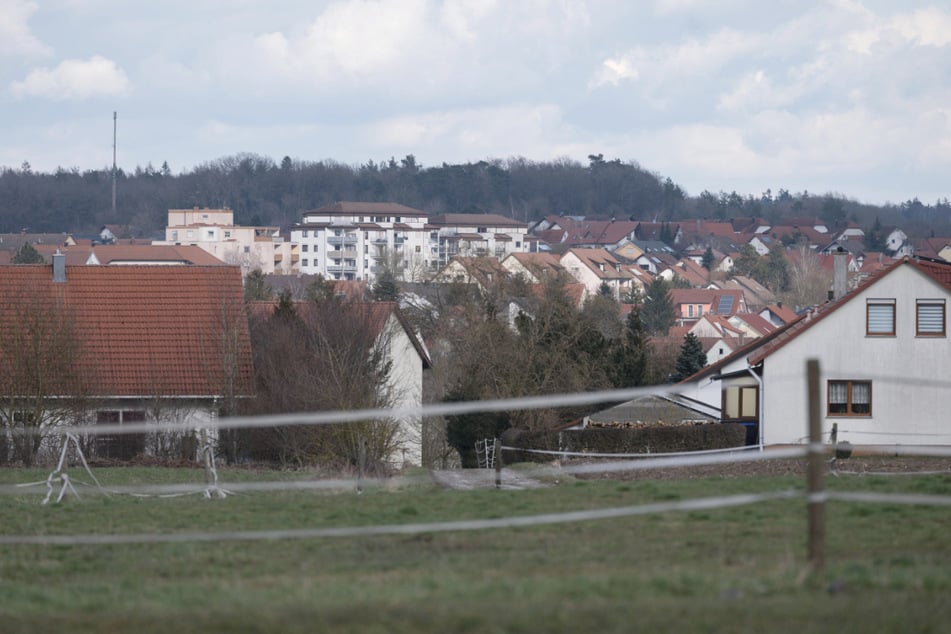 Häuser sind hinter einer Weide zu sehen. In Schrozberg ist die Inzidenz auf über 1200 gestiegen.