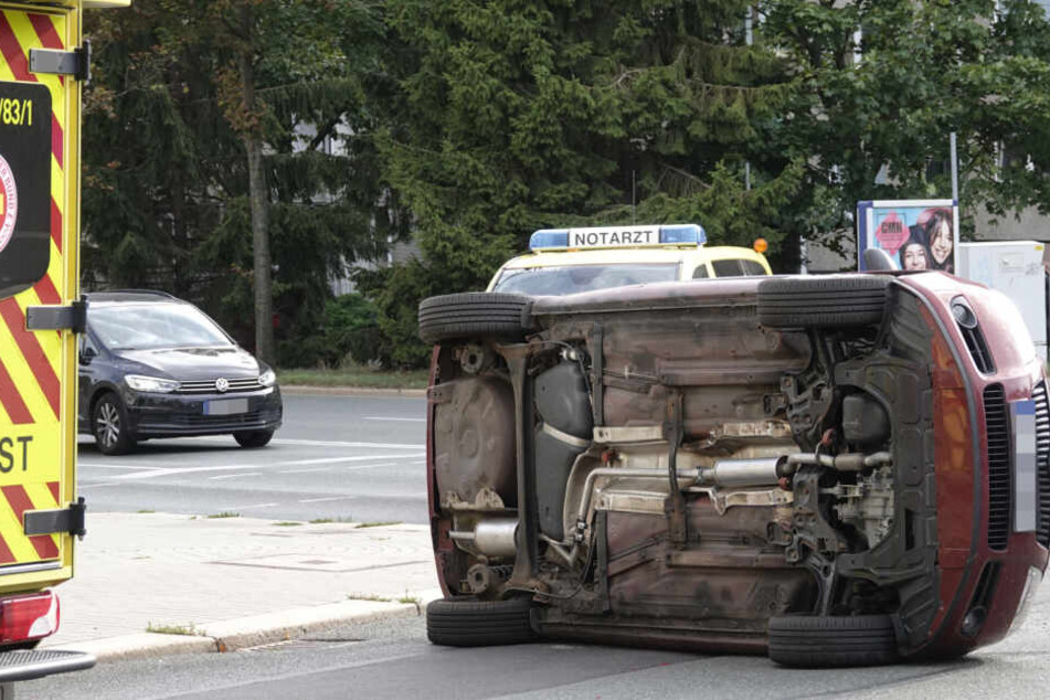 Der Fahrer wurde verletzt ins Krankenhaus gebracht.