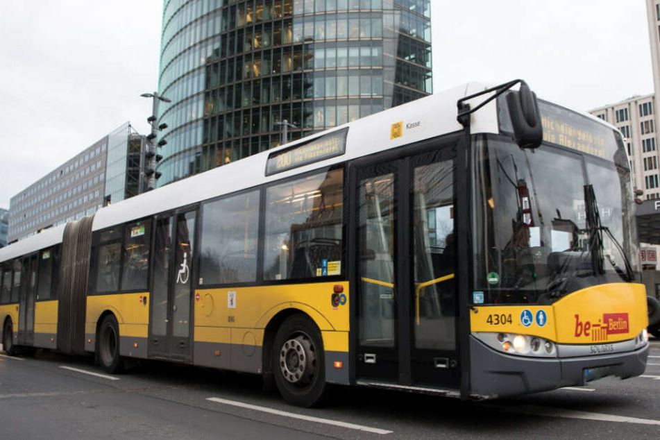 Ein Bus der Berliner Verkehrsbetriebe (BVG) fährt am Potsdamer Platz vorbei.