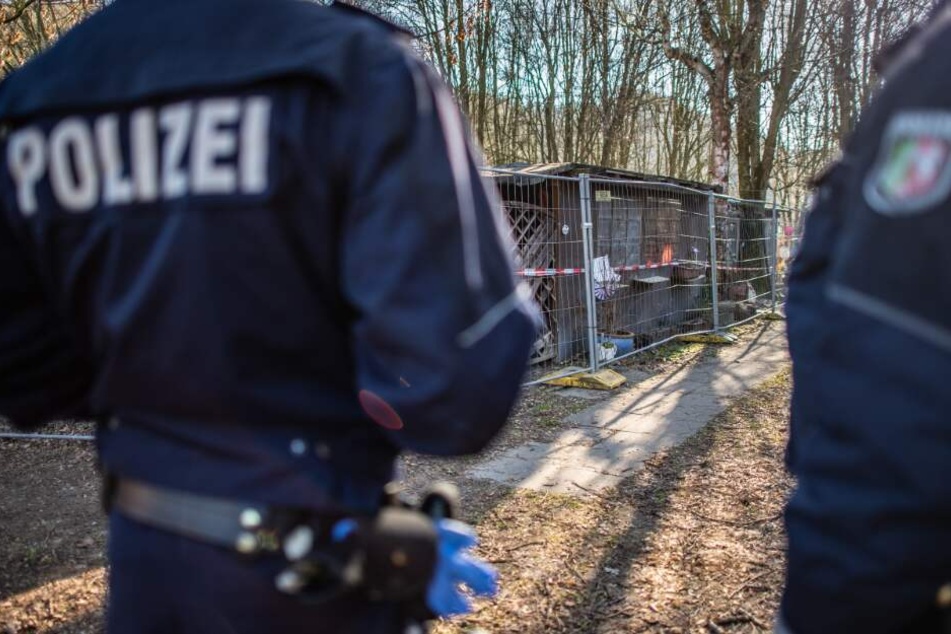 Zwei Polizeibeamte stehen auf dem Campingplatz Eichwald vor der Parzelle des mutmaßlichen Täters.