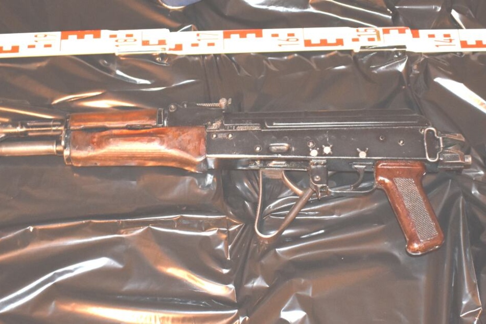 Auch ein Sturmgewehr vom Typ AK-47 fanden die Beamten.