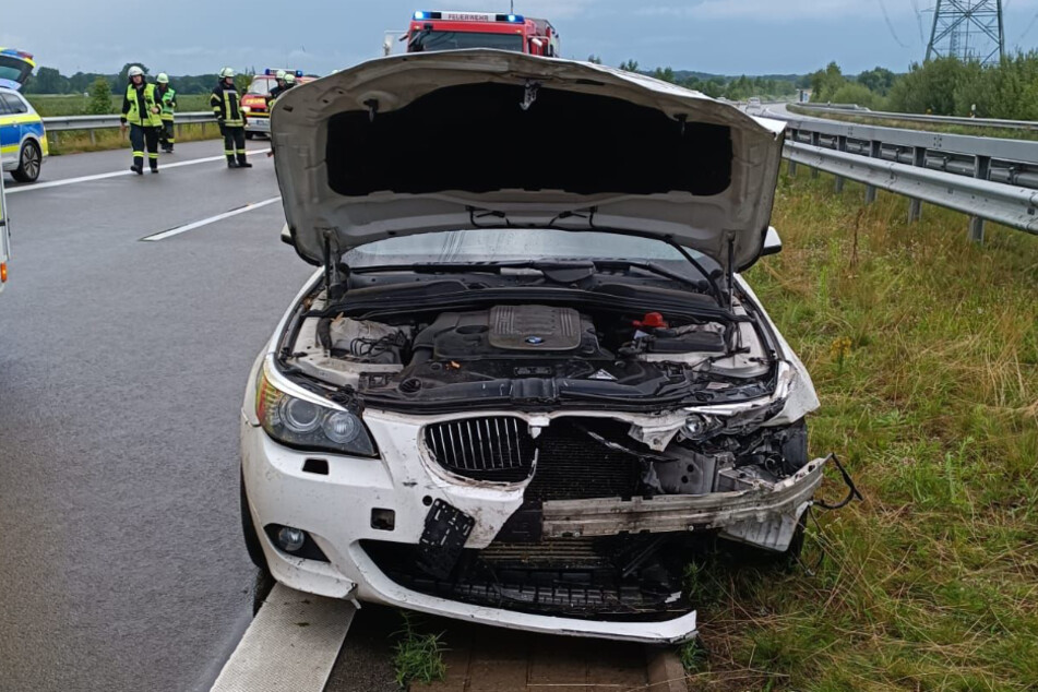 Ein 30-Jähriger ist am Montagabend mit seinem BMW auf der A26 bei Horneburg gegen die Leitplanke gekracht.