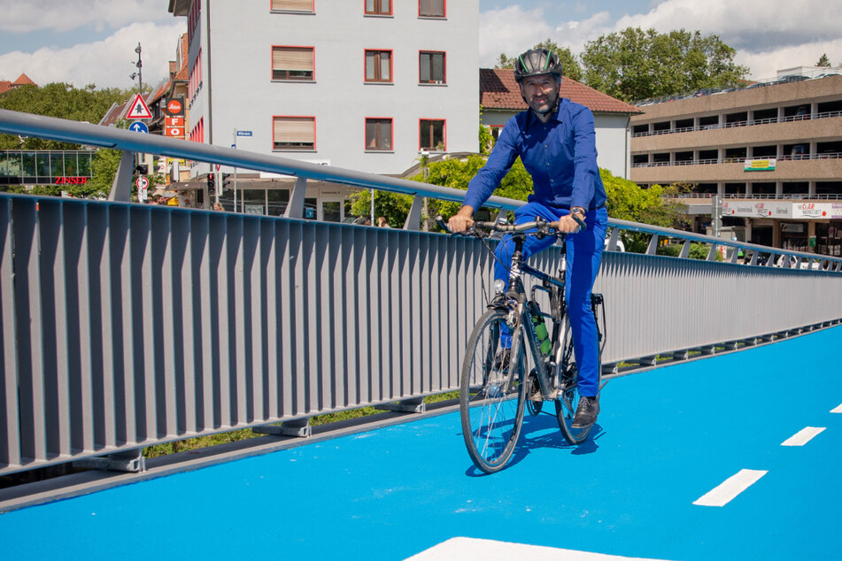 Tübingen, am gestrigen Donnerstag: Boris Palmer (48, Grüne) radelt über die kurz zuvor eröffnete Brücke.