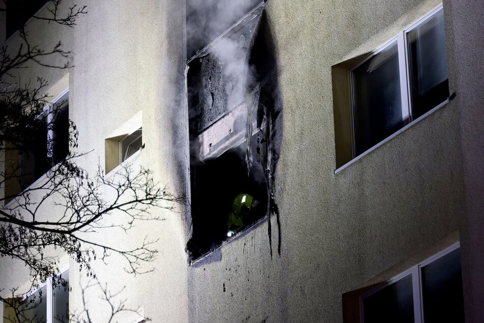 Das Feuer richtete enormen Schaden an. Ein Teil der Hausfassade war nach dem Brand völlig verkohlt.