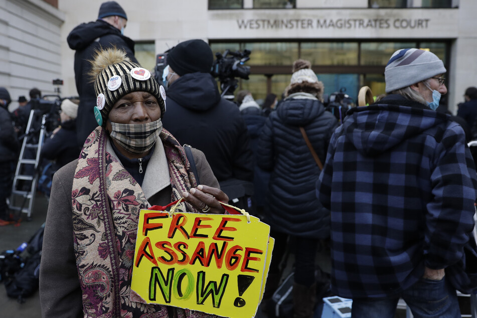 Unterstützer von Wikileaks-Gründer Julian Assange (49) warteten am Mittwoch vor dem Gericht Westminster Magistrates in London.