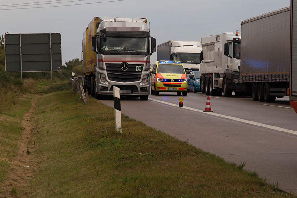 Erst nachdem sich die Feuerwehr durch die Rettungsgasse gekämpft hatte, konnten andere Rettungsfahrzeuge durchfahren.