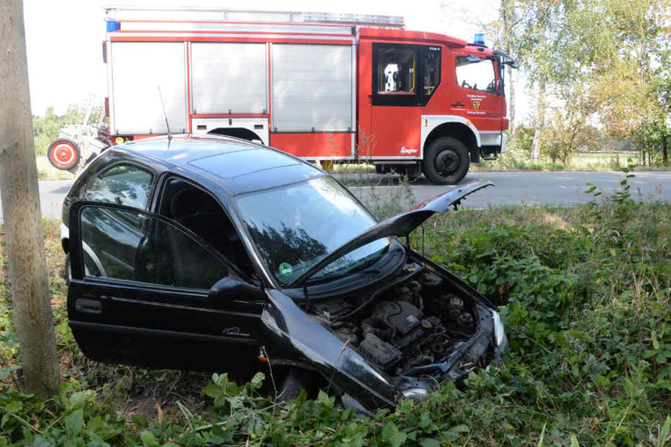Da der Wagen nach dem Unfall qualmte, rückte die Feuerwehr an.
