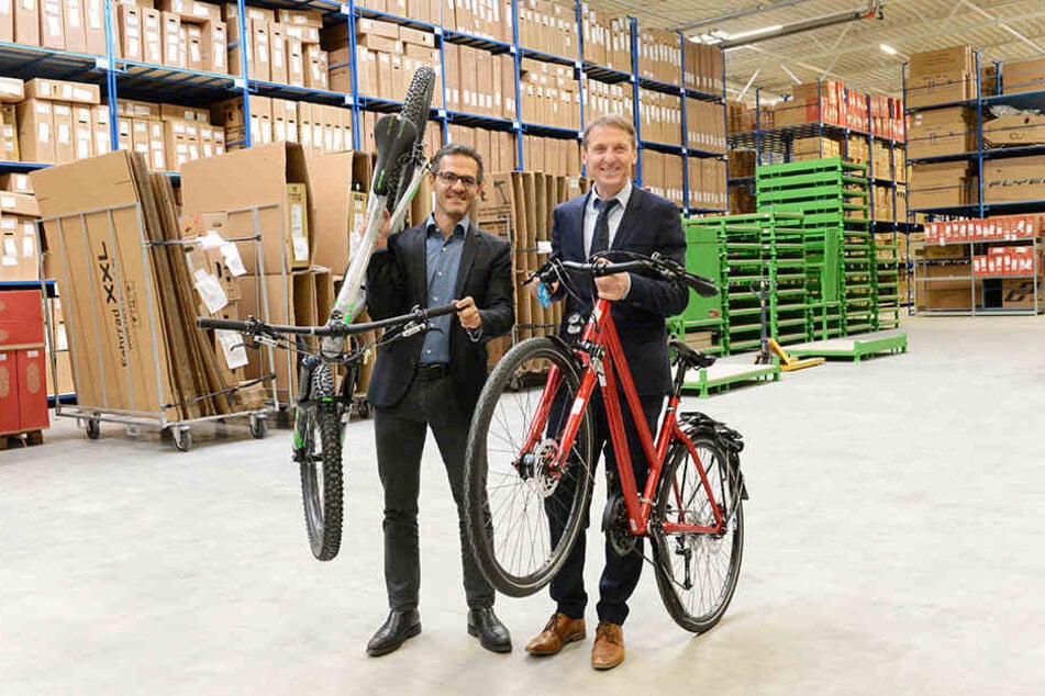 Die beiden Geschäftsführer von Fahrrad XXL Emporon: Hamidreza Ameli (46, l.) und 
André Hans (54). Im Hintergrund lagern die verpackten Räder.