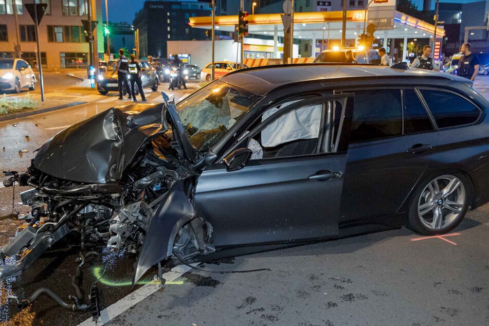 Der BMW wurde durch den Frontalcrash komplett demoliert.