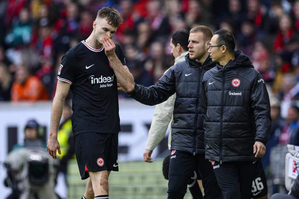 Eintracht-Stürmer Sasa Kalajdzic (26, l.) verletzte sich beim Spiel beim SC Freiburg schwer. Einen Tag später stellte sich heraus, dass er sich erneut das Kreuzband gerissen hatte.