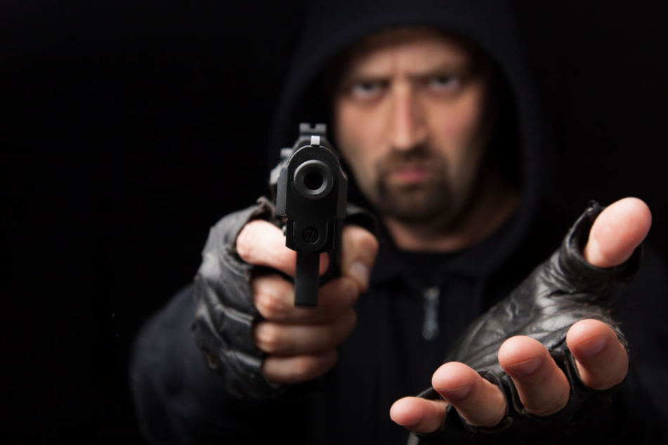 Der Mann führte immer eine Pistole bei seinen Überfällen mit sich. (Symbolbild)