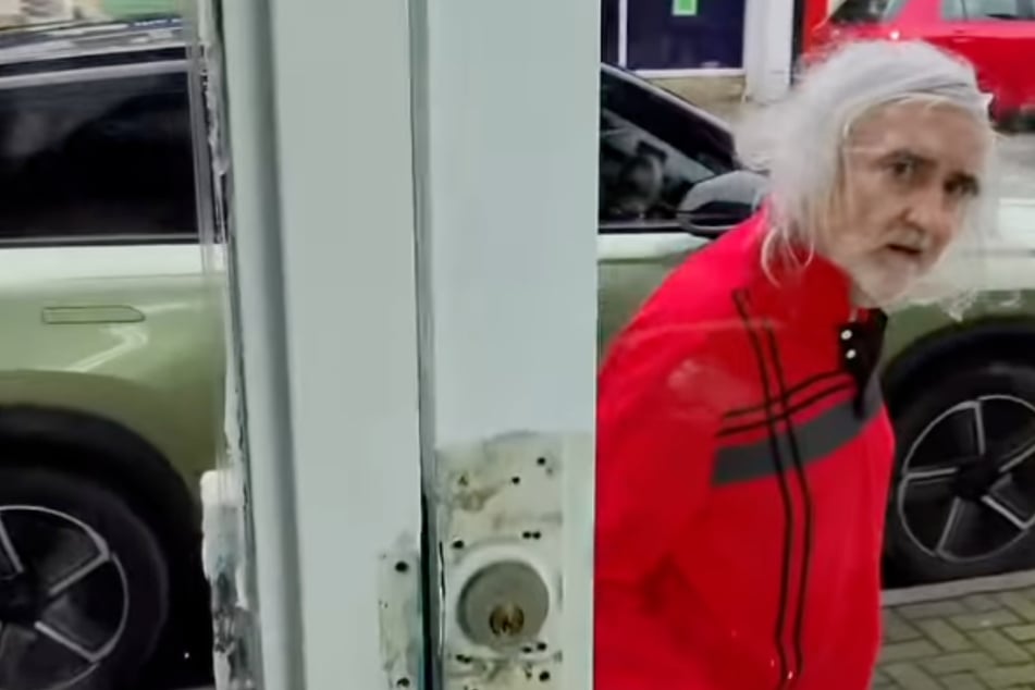 Friseur sieht älteren Herrn an seinem Salon vorbeilaufen: Was dann passiert, berührt so viele Herzen