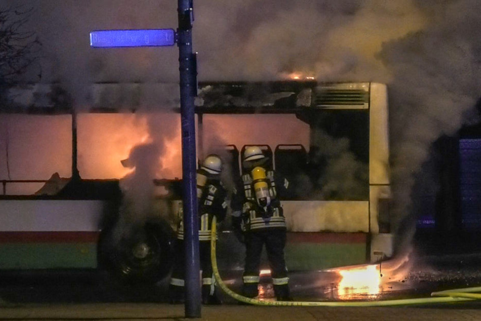 Der Bus kam während der Fahrt durch Magdeburg kurz vor Mitternacht abrupt zum Stehen. Flammen schoßen aus dem hinteren Bereich des Fahrzeuges.