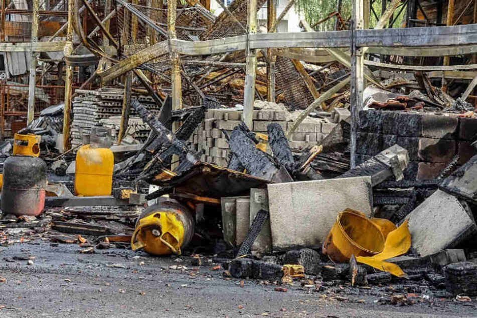 Das Feuer hat die Halle zerstört. Gasflaschen explodierten.