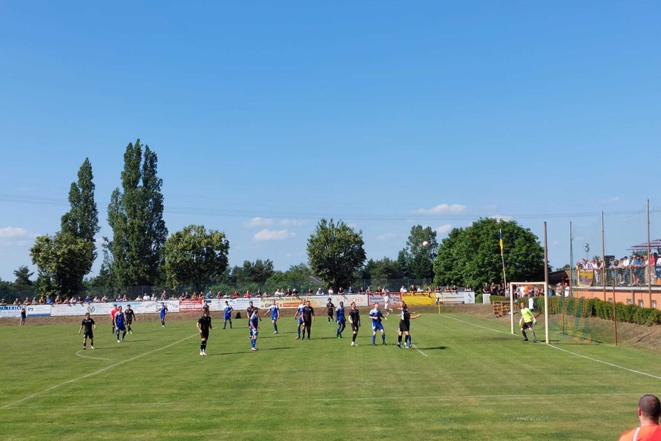 Der VfB Gräfenhainichen ging in der ersten Halbzeit gegen den 1. FC Lokomotive Leipzig in Führung und konnte den Abstand bis zum Pausenpfiff halten.