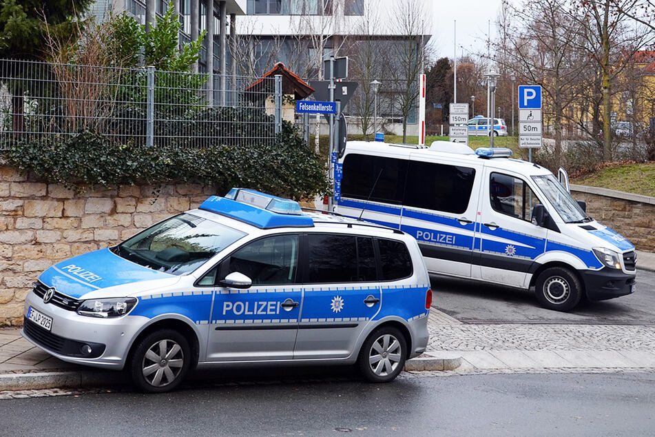 Polizeifahrzeuge stehen am Straßenrand. (Symbolbild)