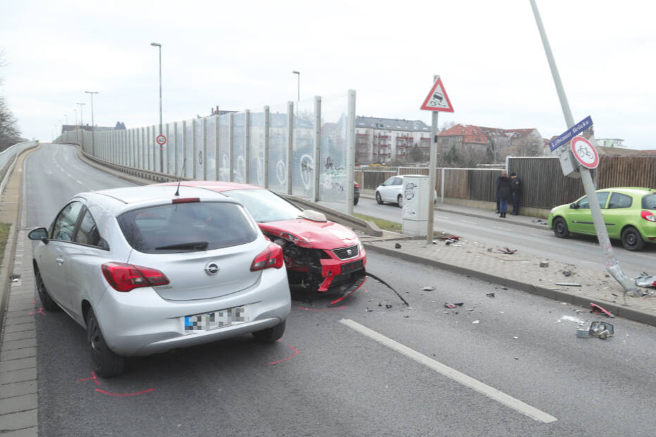 Der Seat Ibiza krachte in den Opel. Rechts ist der einsturzgefährdete Mast zu sehen.