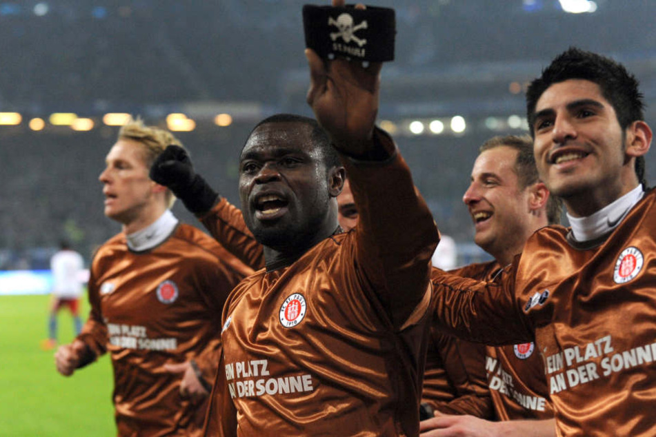 Gerald Asamoah (M) nach seinem Siegtor im Derby gegen den HSV. (Archivbild).