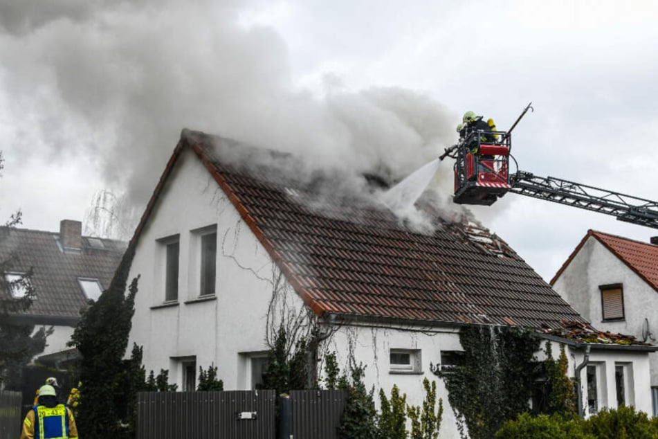 Ein Großaufgebot der Feuerwehr musste ausrücken um das Feuer unter Kontrolle zu bringen.