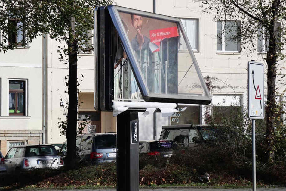 Auf der Georg-Schumann-Straße Ecke Delitzscher Straße zerstörte der Sturm ein Reklame-Schild.