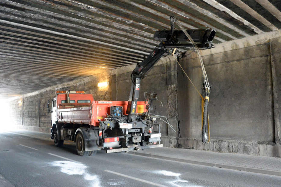 Der Lkw blieb hängen.