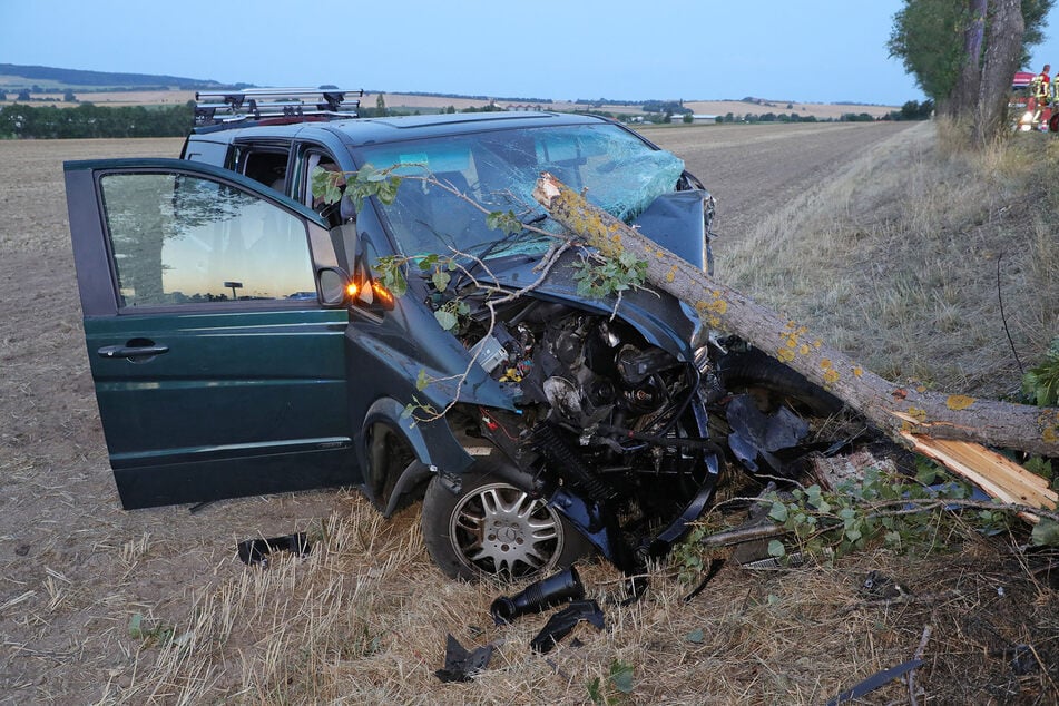 Ein Mercedes Vito krachte am frühen Montagmorgen auf der B173 bei Grumbach gegen einen Baum und landete schwer beschädigt auf einem Feld.