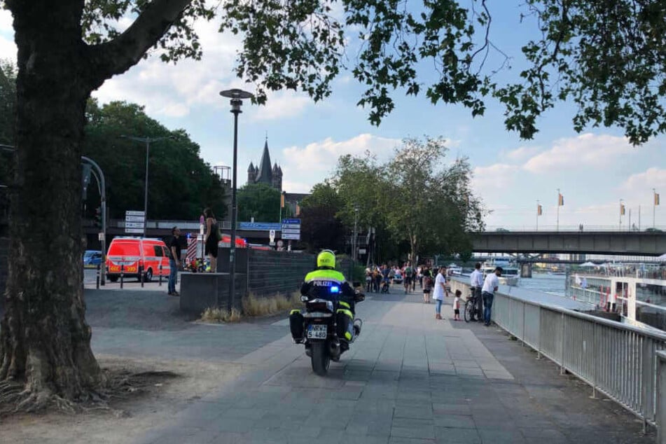 Passanten hatten eine leblose Person im Rhein entdeckt.