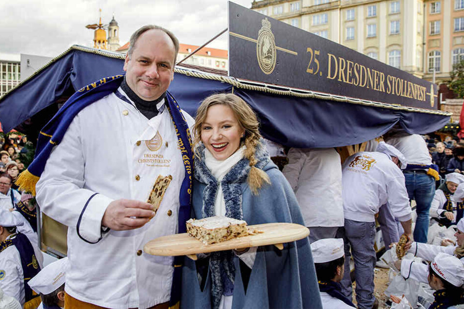 Probiert und für gut befunden: OB Dirk Hilbert mit Stollenmädchen Lina Trepte.