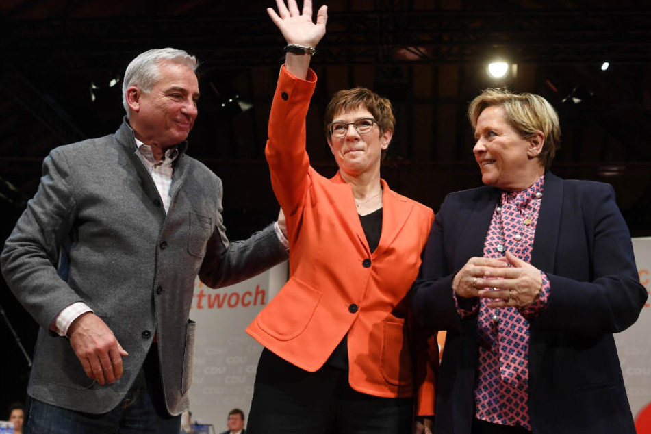 Die CDU-Vorsitzende Annegret Kramp-Karrenbauer (mittig) bedankt sich nach ihrer Rede bei den Zuhörern. Links der Landesvorsitzende der CDU in Baden-Württemberg, Thomas Strobl, rechts Susanne Eisenmann, Kultusministerin des Landes Baden-Württemberg.
