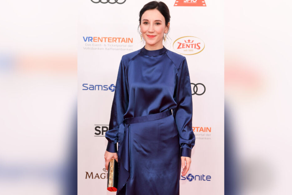 Schauspielerin Sibel Kekilli kam in einer royalblauen Robe nach München.