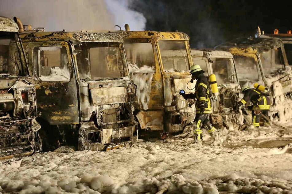 Acht Lastwagen brannten vollständig aus.