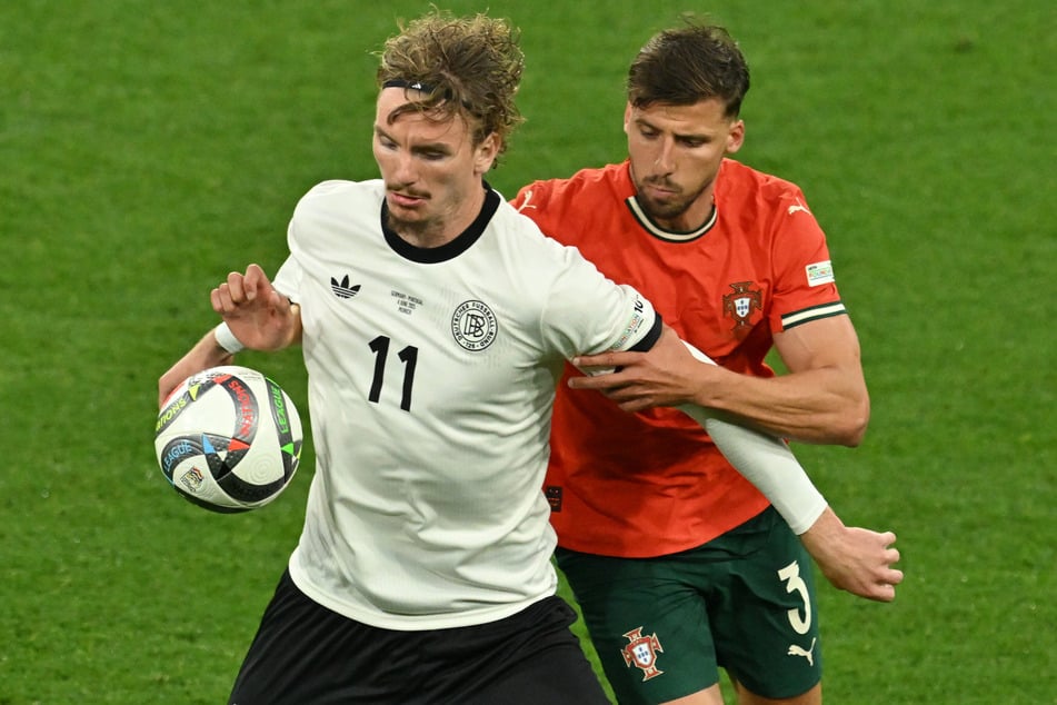 Nick Woltemade (l.) hätte bei seinem Debüt fast schon zum ersten Mal eingenetzt.