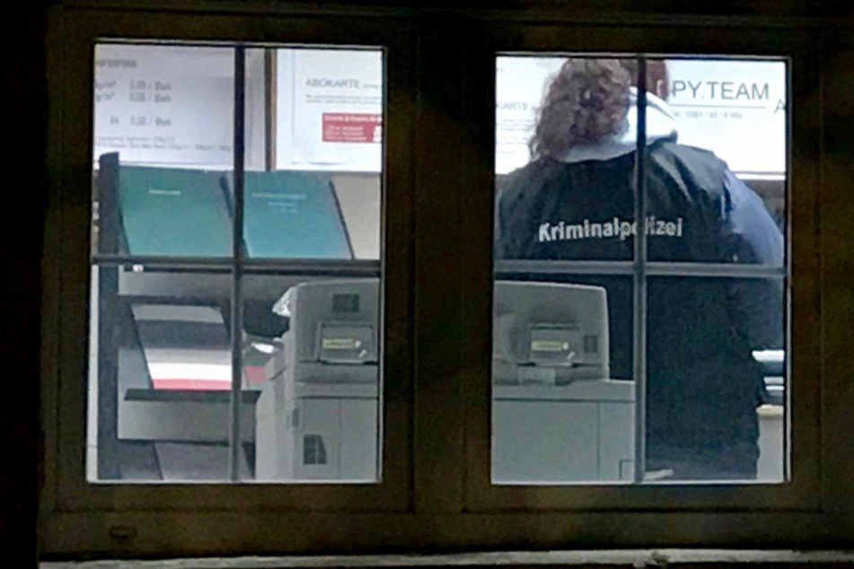 Die Kriminalpolizei sicherte Spuren in dem Geschäft.