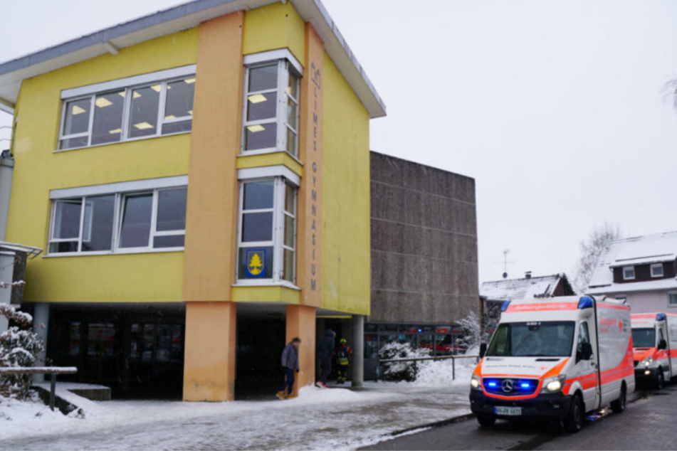 Rettungskräfte kümmerten sich um die verletzten Schüler.