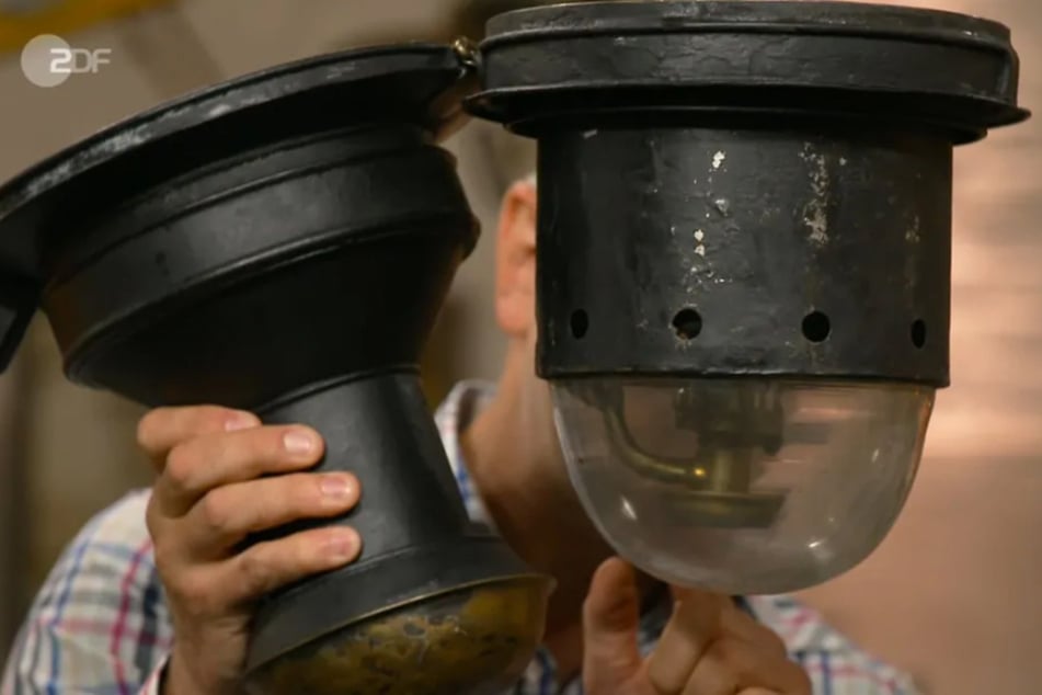 Diese über 150 Jahre alte Öllampe für Personenzüge soll in der beliebten ZDF-Trödelshow einen neuen Besitzer finden.