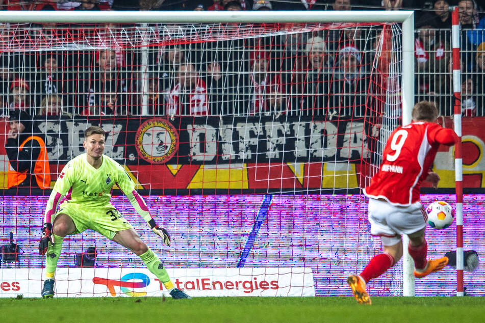 Auch Mikkel Kaufmann (22,r.) durfte beim 3:1-Sieg gegen Borussia Mönchengladbach sein Debüt-Treffer in der Bundesliga feiern.